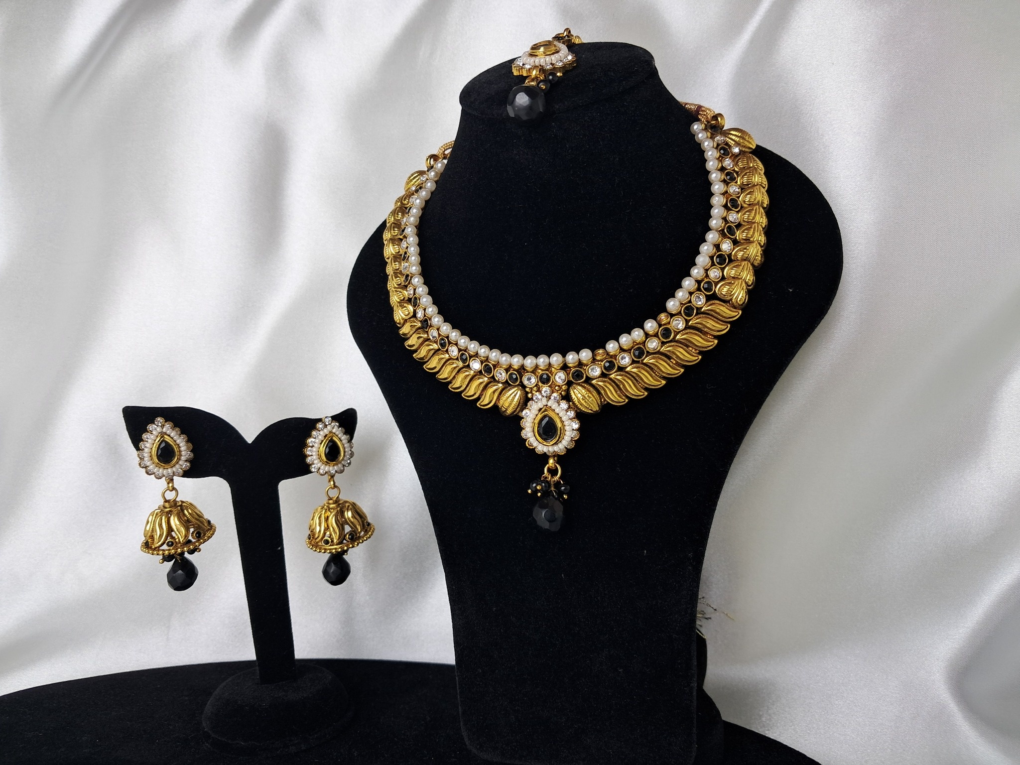 Antique Gold-Tone Pearl & Black Stone Necklace with matching earrings
