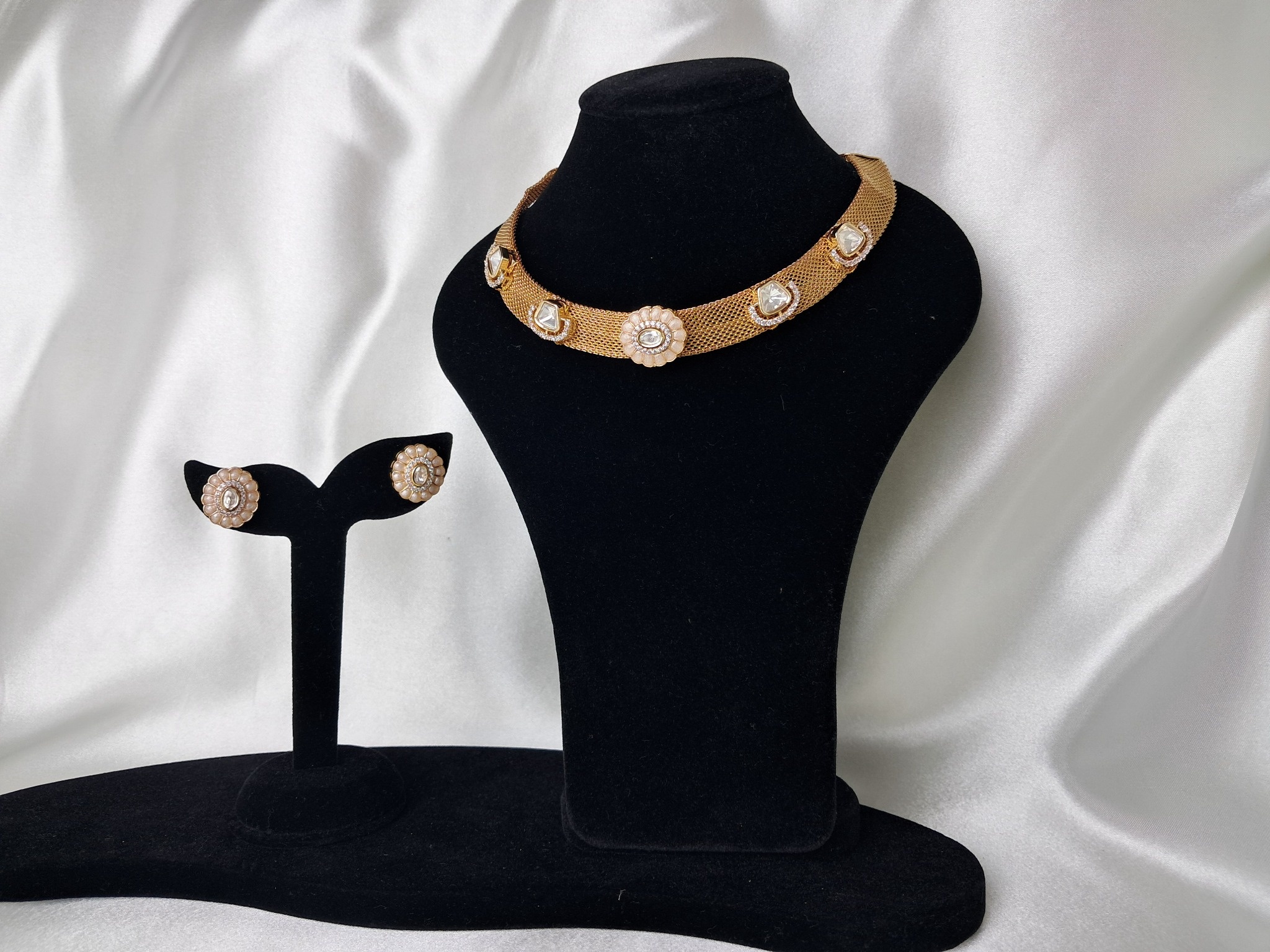  Gold-tone choker necklace with matching earring